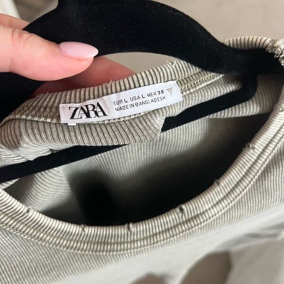 Zara Ribbed Distressed Tee - Picture 3 of 3